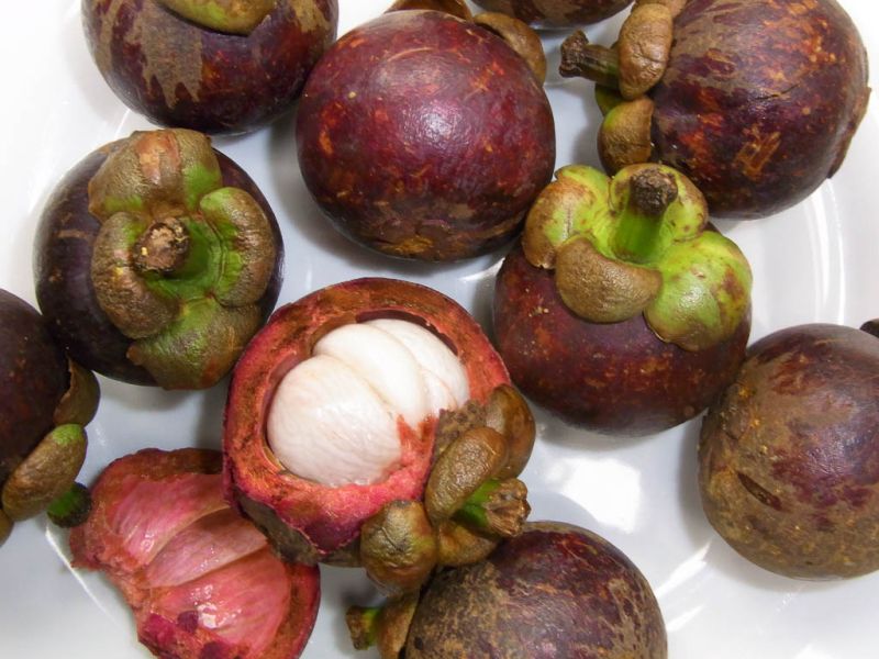 Datei:Mangostanen ganz und geoeffnet.jpg