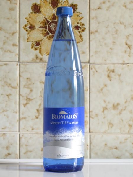 Datei:Atlantikwasser in Glasflasche.JPG