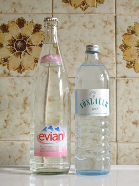 Datei:Wasserflaschen aus Glas.JPG